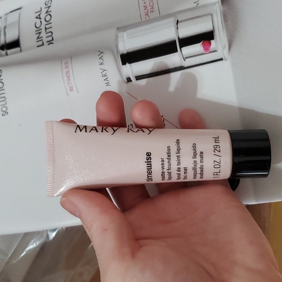 MATTE-WEAR Liquid Foundation Mary Kay for combo/oily skin IVORY 6 - Picture 3 of 4